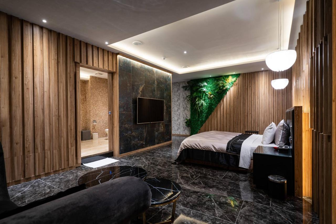 Aquarius Motel Taichung Bagian luar foto