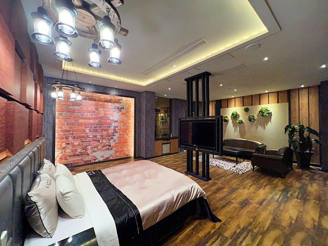 Aquarius Motel Taichung Bagian luar foto