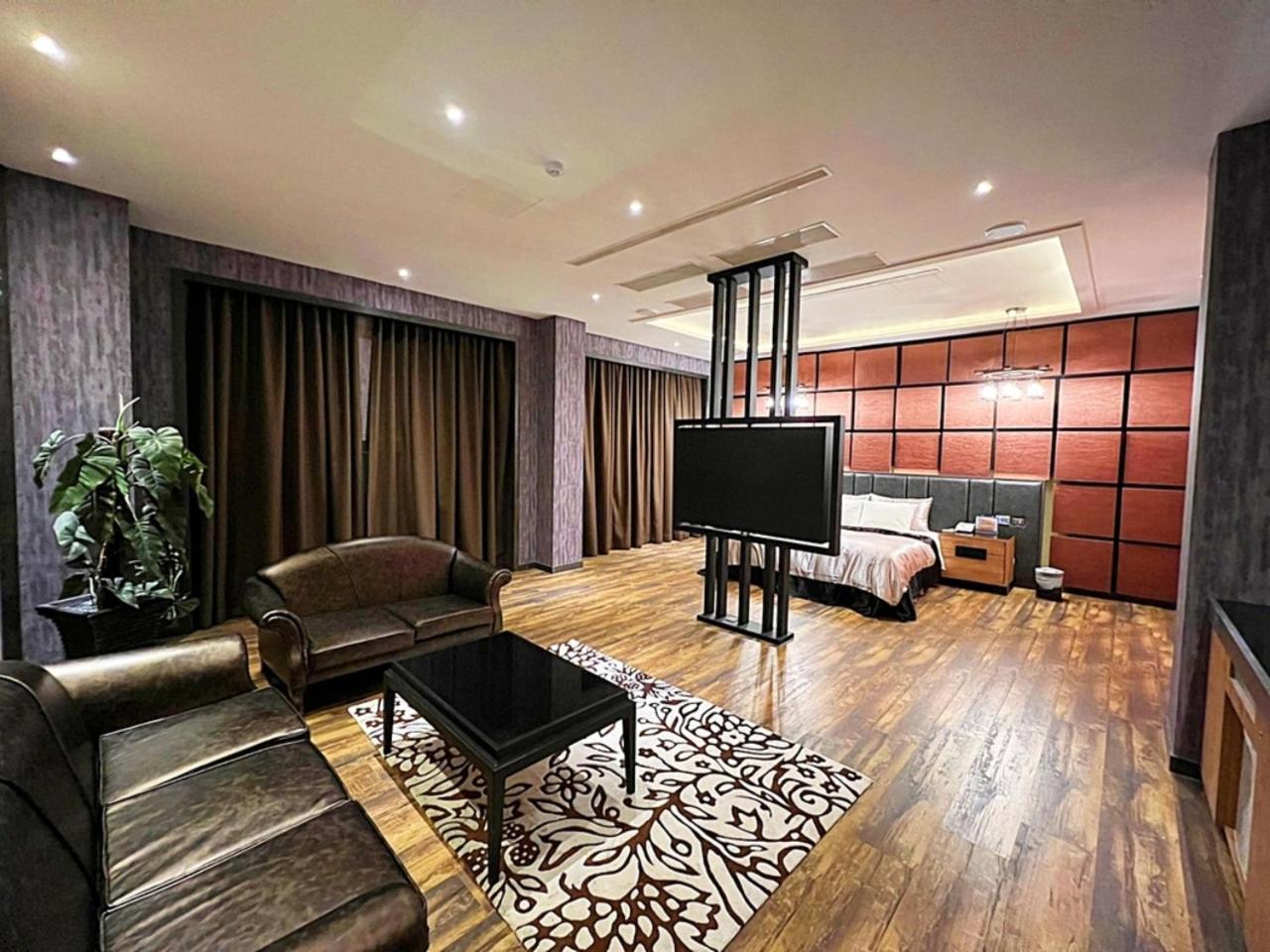 Aquarius Motel Taichung Bagian luar foto