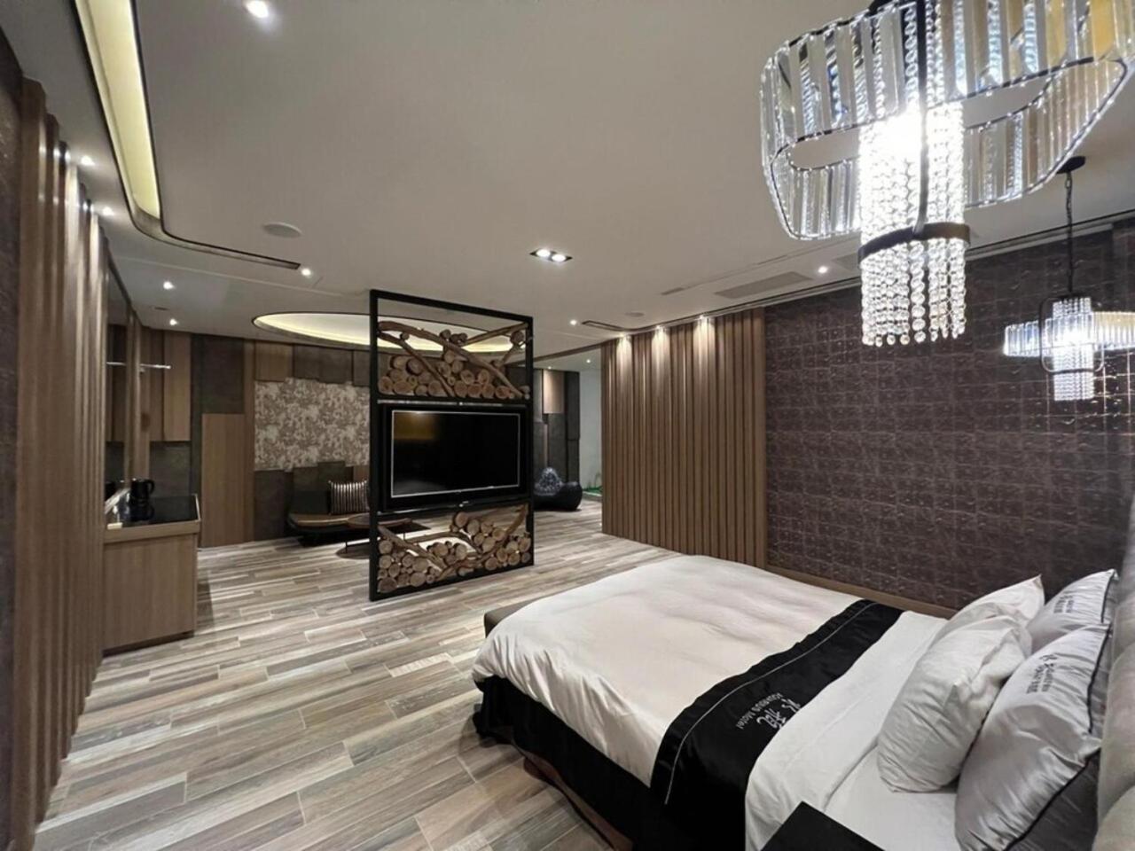 Aquarius Motel Taichung Bagian luar foto