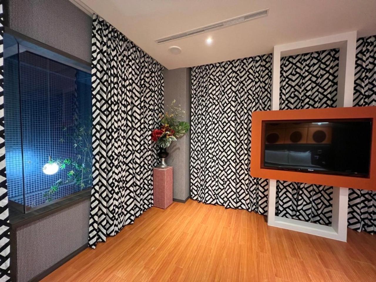 Aquarius Motel Taichung Bagian luar foto