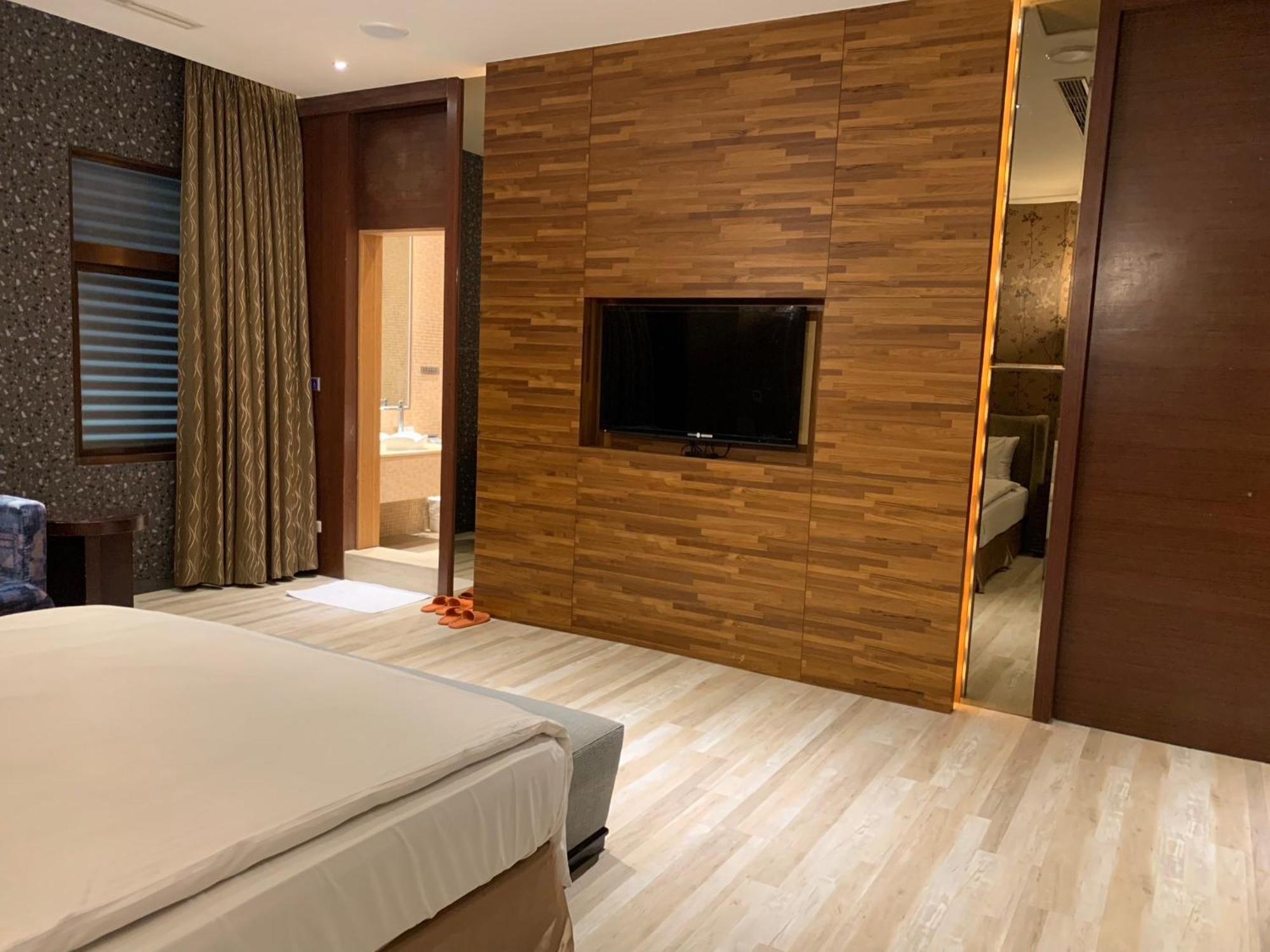 Aquarius Motel Taichung Bagian luar foto
